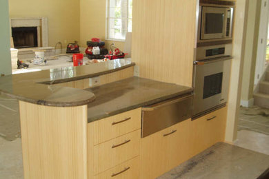 Idéer för att renovera ett orientaliskt kök, med en undermonterad diskho, släta luckor, skåp i ljust trä, granitbänkskiva och rostfria vitvaror