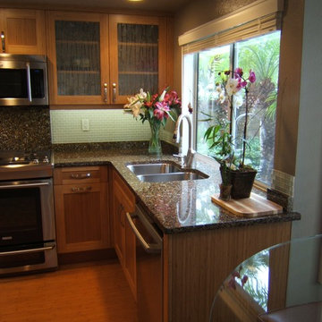 Bamboo kitchen with Glass accents