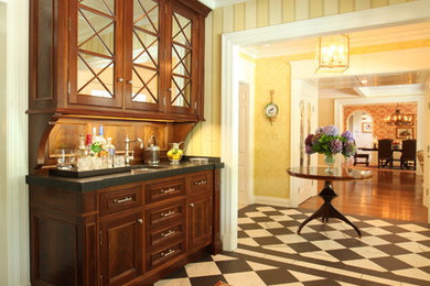На фото: кухня в классическом стиле с стеклянными фасадами, темными деревянными фасадами и обоями на стенах