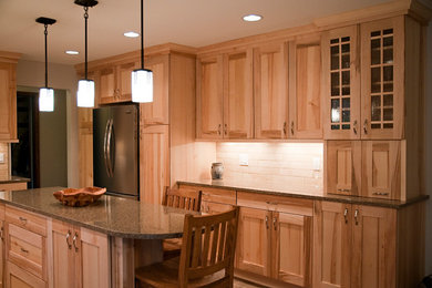 Exempel på ett stort klassiskt kök, med en undermonterad diskho, skåp i shakerstil, skåp i ljust trä, granitbänkskiva, beige stänkskydd, stänkskydd i porslinskakel, rostfria vitvaror, klinkergolv i keramik och en köksö