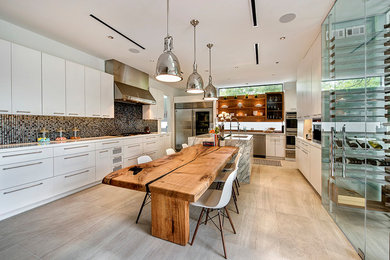 Photo of a modern kitchen in Houston.