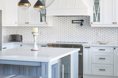 Large trendy u-shaped porcelain tile and white floor eat-in kitchen photo in Toronto with an undermount sink, shaker cabinets, white cabinets, quartz countertops, white backsplash, marble backsplash, stainless steel appliances, an island and white countertops