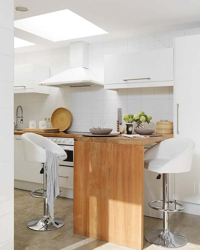Modern Kitchen by Vuong Interior Design