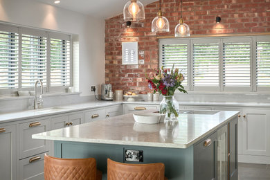 Stilmix Küche mit Schrankfronten im Shaker-Stil, Quarzit-Arbeitsplatte und Kücheninsel in West Midlands