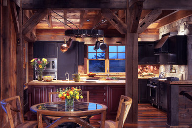 Diseño de cocinas en L rústica abierta con armarios estilo shaker, puertas de armario con efecto envejecido, suelo de madera en tonos medios y una isla