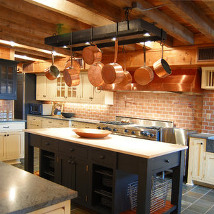 Große Rustikale Wohnküche in U-Form mit Landhausspüle, Schrankfronten im Shaker-Stil, weißen Schränken, Mineralwerkstoff-Arbeitsplatte, Küchenrückwand in Rot, Rückwand aus Backstein, bunten Elektrogeräten, Schieferboden und Kücheninsel in Washington, D.C.
