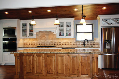 Kitchen - traditional kitchen idea in Austin