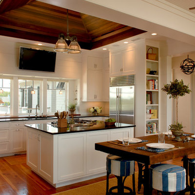 Island style u-shaped eat-in kitchen photo in Charleston with an undermount sink, shaker cabinets, white cabinets and stainless steel appliances