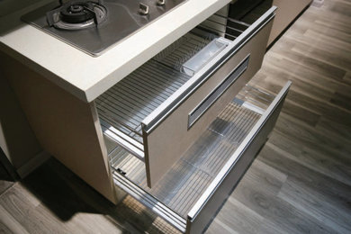 Foto de cocina de estilo zen de tamaño medio con armarios abiertos y electrodomésticos de acero inoxidable