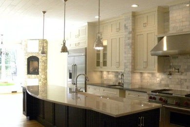 ワシントンD.C.にある高級な広いトランジショナルスタイルのおしゃれなキッチン (アンダーカウンターシンク、インセット扉のキャビネット、サブウェイタイルのキッチンパネル、シルバーの調理設備、淡色無垢フローリング) の写真