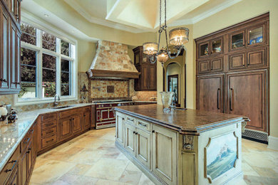 Example of a classic kitchen design in Miami