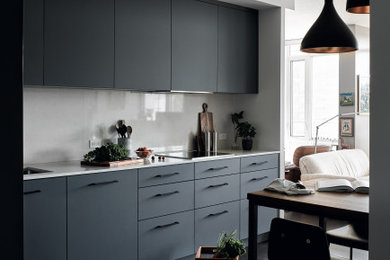 Idéer för ett litet modernt grå linjärt kök och matrum, med en enkel diskho, släta luckor, grå skåp, bänkskiva i kvarts, grått stänkskydd, stänkskydd i sten, integrerade vitvaror, mörkt trägolv, en köksö och brunt golv