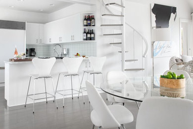 ニューヨークにある小さなコンテンポラリースタイルのおしゃれなキッチン (フラットパネル扉のキャビネット、白いキャビネット、白いキッチンパネル、白い調理設備、無垢フローリング) の写真