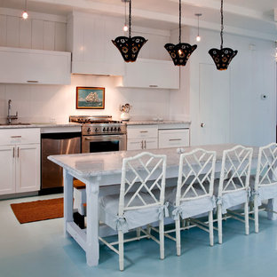 Diseño de cocina costera con electrodomésticos de acero inoxidable, suelo de madera pintada y suelo azul