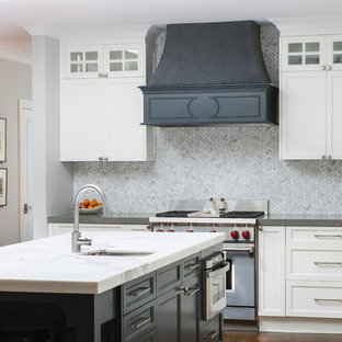 Ispirazione per una cucina classica di medie dimensioni con ante in stile shaker, ante bianche, top in saponaria, paraspruzzi grigio, paraspruzzi con piastrelle a mosaico, elettrodomestici in acciaio inossidabile, parquet scuro, pavimento marrone e lavello stile country