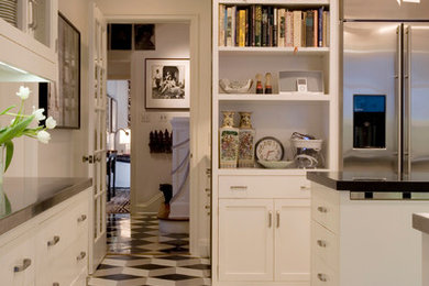 Стильный дизайн: кухня в стиле модернизм с фасадами в стиле шейкер, техникой из нержавеющей стали, разноцветным полом и черно-белыми фасадами - последний тренд