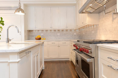 ボストンにある広いトラディショナルスタイルのおしゃれなキッチン (白いキャビネット、御影石カウンター、白いキッチンパネル、シルバーの調理設備、無垢フローリング、アンダーカウンターシンク) の写真