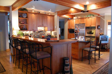 Urige Küche mit Küchengeräten aus Edelstahl, Schrankfronten im Shaker-Stil, hellbraunen Holzschränken, bunter Rückwand, Rückwand aus Schiefer und Mauersteinen in Chicago