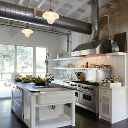 https://www.houzz.com/hznb/photos/beautiful-industrial-style-home-industrial-kitchen-orange-county-phvw-vp~74401665