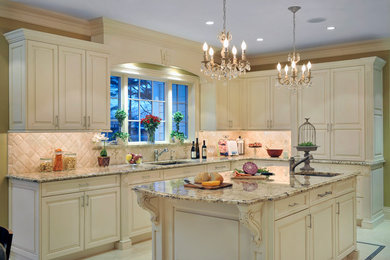 Klassisk inredning av ett kök, med en undermonterad diskho, luckor med upphöjd panel, beige skåp, granitbänkskiva, beige stänkskydd, stänkskydd i stenkakel, integrerade vitvaror, klinkergolv i porslin och en köksö