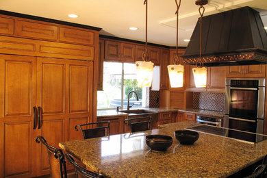 Example of an eclectic kitchen design in Orlando