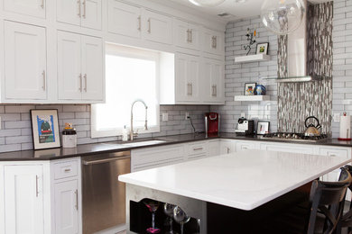 Foto di una cucina moderna di medie dimensioni con lavello sottopiano, ante in stile shaker, ante bianche, top in superficie solida, paraspruzzi grigio, paraspruzzi con piastrelle in ceramica, elettrodomestici in acciaio inossidabile, pavimento in laminato e pavimento beige