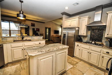 Exempel på ett stort klassiskt kök, med en undermonterad diskho, luckor med upphöjd panel, beige skåp, granitbänkskiva, flerfärgad stänkskydd, stänkskydd i stenkakel, rostfria vitvaror, klinkergolv i porslin och en köksö