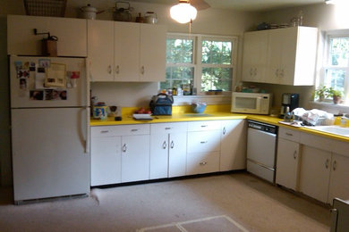 Example of a transitional kitchen design in Charlotte