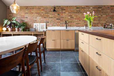 Klassische Küche mit Kalkstein und blauem Boden in Berkshire