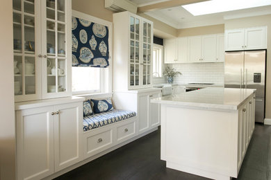 シドニーにあるトランジショナルスタイルのおしゃれなキッチン (エプロンフロントシンク、落し込みパネル扉のキャビネット、白いキャビネット、クオーツストーンカウンター、白いキッチンパネル、サブウェイタイルのキッチンパネル、シルバーの調理設備、濃色無垢フローリング、白いキッチンカウンター) の写真