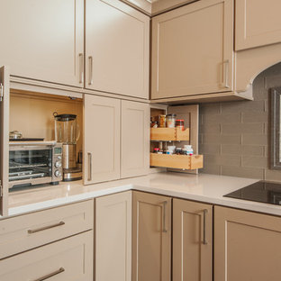 75+ Küchen mit beigen Schränken und Rückwand aus Metrofliesen Ideen