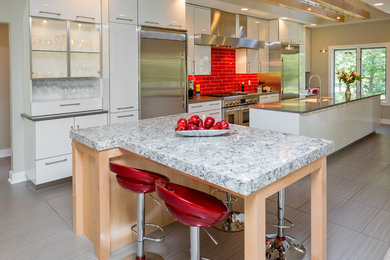 Cette photo montre une cuisine tendance avec un plan de travail en quartz modifié.