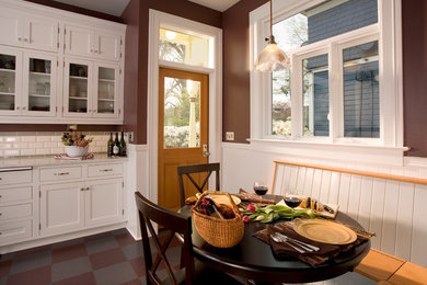 На фото: кухня в современном стиле с фасадами с утопленной филенкой, белыми фасадами, белым фартуком и фартуком из плитки кабанчик