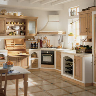 Esempio di una cucina rustica di medie dimensioni con lavello sottopiano, ante con bugna sagomata, ante con finitura invecchiata, top piastrellato, pavimento con piastrelle in ceramica, nessuna isola e pavimento beige