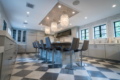 Idee per una grande cucina minimalista con lavello sottopiano, ante in stile shaker, ante grigie, top in quarzo composito, paraspruzzi bianco, paraspruzzi in marmo, elettrodomestici neri, pavimento in marmo e pavimento bianco