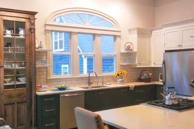 ナッシュビルにある高級な中くらいなトラディショナルスタイルのおしゃれなキッチン (ダブルシンク、白いキャビネット、クオーツストーンカウンター、白いキッチンパネル、サブウェイタイルのキッチンパネル、シルバーの調理設備、コンクリートの床、緑の床) の写真