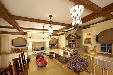 Modelo de cocina clásica grande con fregadero sobremueble, salpicadero beige y electrodomésticos de acero inoxidable