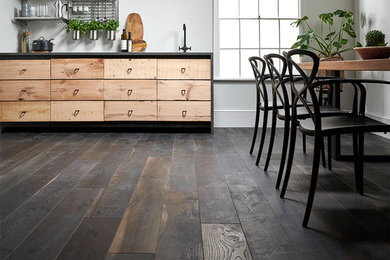 Diseño de cocina rústica con suelo de madera oscura y suelo negro