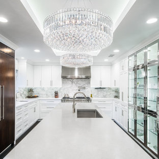 Idée de décoration pour une grand cuisine américaine minimaliste en U avec un évier encastré, un placard avec porte à panneau encastré, des portes de placard blanches, un plan de travail en quartz modifié, une crédence blanche, une crédence en marbre, un électroménager en acier inoxydable, un sol en bois foncé, un îlot central, un sol marron, un plan de travail blanc et un plafond décaissé.