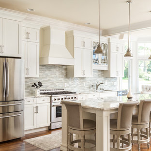 Immagine di una cucina tradizionale con ante bianche, top in quarzite, elettrodomestici in acciaio inossidabile, pavimento in legno massello medio, top giallo, lavello sottopiano, ante in stile shaker, paraspruzzi multicolore, paraspruzzi con piastrelle di metallo e pavimento marrone