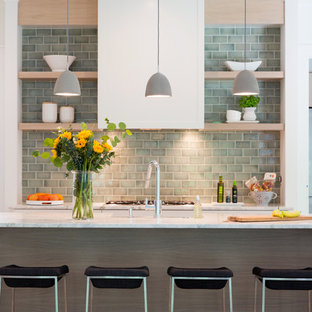 Idee per una cucina contemporanea con paraspruzzi verde, paraspruzzi con piastrelle diamantate, pavimento in legno massello medio, pavimento marrone e top bianco