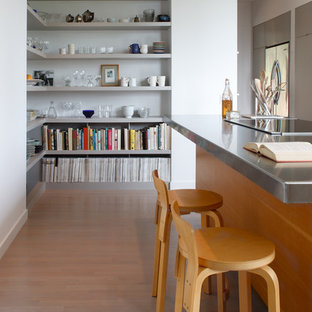 Einzeilige, Mittelgroße Moderne Küche mit Edelstahl-Arbeitsplatte, Waschbecken, flächenbündigen Schrankfronten, hellbraunen Holzschränken, Küchengeräten aus Edelstahl, hellem Holzboden und Kücheninsel in Seattle