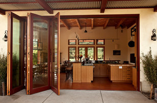 Example of an island style kitchen design in Los Angeles