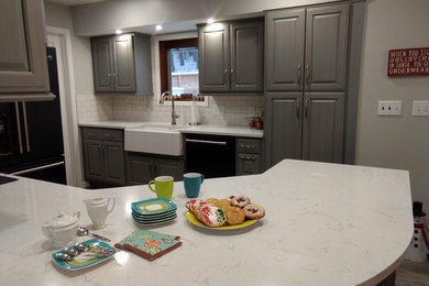 Foto de cocina contemporánea con fregadero sobremueble, salpicadero blanco y encimeras grises