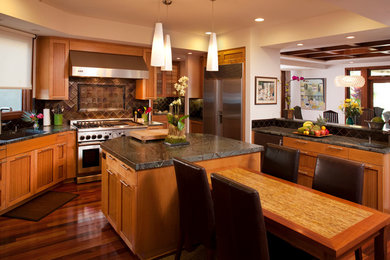 Example of an island style kitchen design in San Diego