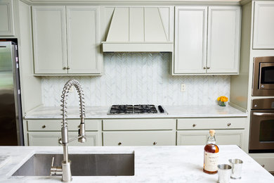 Idéer för ett mellanstort modernt kök, med en rustik diskho, marmorbänkskiva, vitt stänkskydd, stänkskydd i glaskakel, rostfria vitvaror, mellanmörkt trägolv, en köksö, luckor med infälld panel och grå skåp