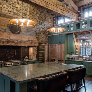 Immagine di una cucina stile rurale con lavello stile country, ante in stile shaker, ante verdi, paraspruzzi marrone, elettrodomestici in acciaio inossidabile, parquet scuro, isola, pavimento marrone e top grigio