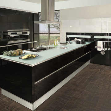 Black & White Lacquered Glass | Modern German Kitchen