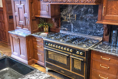 Klassische Küche mit Granit-Arbeitsplatte, Rückwand aus Stein und Kücheninsel in Boston