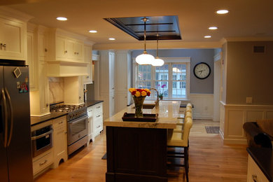 Kitchen - traditional kitchen idea in Boston